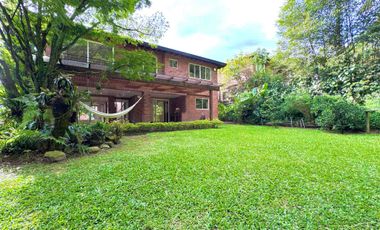 VENTA  CASA  NO ADOSADA EN UNIDAD CERRADA . Transversal  superior. El Poblado Medellín