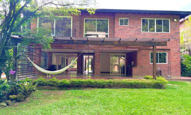 VENTA  CASA  NO ADOSADA EN UNIDAD CERRADA . Transversal  superior. El Poblado Medellín