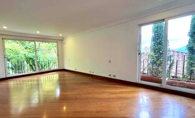 VENTA  CASA  NO ADOSADA EN UNIDAD CERRADA . Transversal  superior. El Poblado Medellín