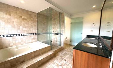 VENTA  CASA  NO ADOSADA EN UNIDAD CERRADA . Transversal  superior. El Poblado Medellín