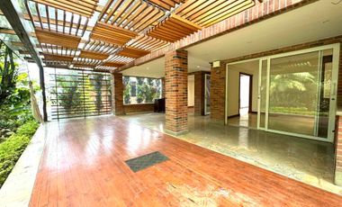 VENTA  CASA  NO ADOSADA EN UNIDAD CERRADA . Transversal  superior. El Poblado Medellín