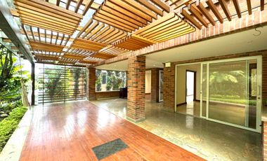 VENTA  CASA  NO ADOSADA EN UNIDAD CERRADA . Transversal  superior. El Poblado Medellín