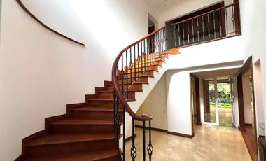 VENTA  CASA  NO ADOSADA EN UNIDAD CERRADA . Transversal  superior. El Poblado Medellín