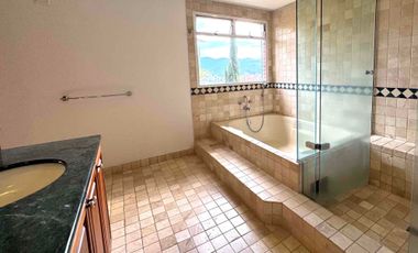 VENTA  CASA  NO ADOSADA EN UNIDAD CERRADA . Transversal  superior. El Poblado Medellín