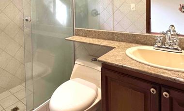 VENTA  CASA  NO ADOSADA EN UNIDAD CERRADA . Transversal  superior. El Poblado Medellín