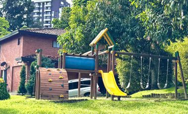 VENTA  CASA  NO ADOSADA EN UNIDAD CERRADA . Transversal  superior. El Poblado Medellín