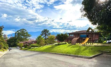 VENTA  CASA  NO ADOSADA EN UNIDAD CERRADA . Transversal  superior. El Poblado Medellín