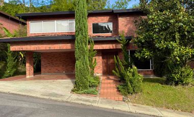 VENTA  CASA  NO ADOSADA EN UNIDAD CERRADA . Transversal  superior. El Poblado Medellín