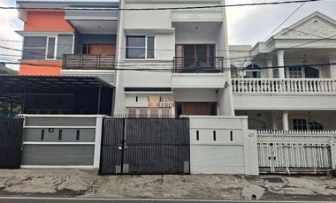 Dekat BCA Tomang Raya, SD dan SMP Trinity, Puskesmas Jati Pulo, Pasar Darurat, Dijual Rumah 3 Lantai Full Renovasi 200m2 Siap Huni.