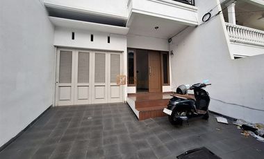 Dekat BCA Tomang Raya, SD dan SMP Trinity, Puskesmas Jati Pulo, Pasar Darurat, Dijual Rumah 3 Lantai Full Renovasi 200m2 Siap Huni.