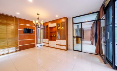 Spacious Property with Exceptional Multi Use Potential near the City Center