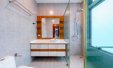 Spacious Property with Exceptional Multi Use Potential near the City Center