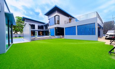 Spacious Property with Exceptional Multi Use Potential near the City Center