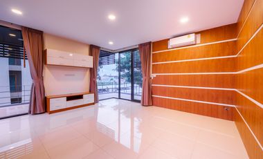 Spacious Property with Exceptional Multi Use Potential near the City Center