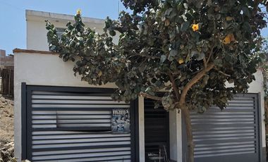 CASA 2 PISOS EN VENTA 250 M2 CALLE SANTA CATALINA - CIENEGUILLA