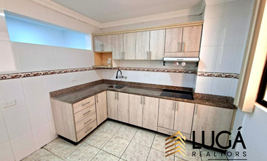 Departamento frente al mar en renta, edificio con salida directa a la playa, sector Mall del Pacífico, Manta, Ecuador