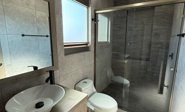 Casa en Tres Marías | 4 Recámaras | 2 Filtros de Seguridad |200 m² | Jardín Grande