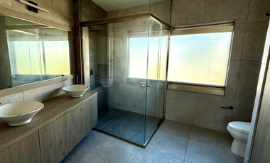 Casa en Tres Marías | 4 Recámaras | 2 Filtros de Seguridad |200 m² | Jardín Grande