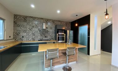 CASA EN VENTA EN FRACC. EL MONASTERIO POR ALTOZANO MORELIA