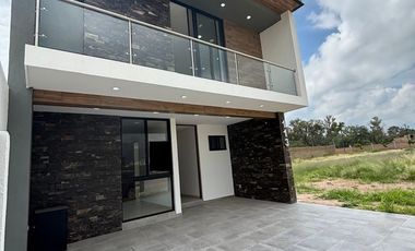 Venta de Casa al Sur de la Cd en Fracc. Santa Barbara a 3 min del Colegio Esperanza y a 5 de la UVM