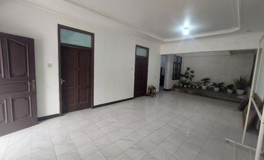 Rumah Strategis Dekat Pusat Perbelanjaan dan Dekat Terminal Leuwi Panjang di Sauyunan