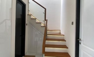 RUMAH CANTIK BERGAYA AMERICAN CLASSIC DENGAN PILIHAN TYPE 2 DAN 3 LANTAI, LOKASI SANGAT STRATEGIS DI CIRENDEU