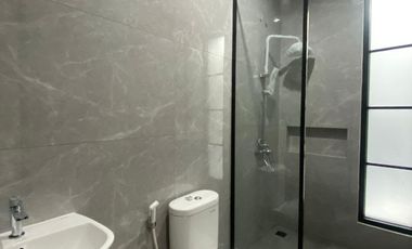 RUMAH CANTIK BERGAYA AMERICAN CLASSIC DENGAN PILIHAN TYPE 2 DAN 3 LANTAI, LOKASI SANGAT STRATEGIS DI CIRENDEU