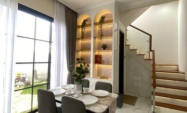 RUMAH CANTIK BERGAYA AMERICAN CLASSIC DENGAN PILIHAN TYPE 2 DAN 3 LANTAI, LOKASI SANGAT STRATEGIS DI CIRENDEU