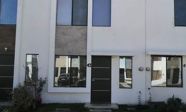 Casa amueblada en clúster con alberca en Fracc. Residencial del Bosque. Cerca de Tamsa