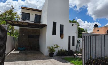 Casa en venta al Poniente de Mérida con 3 habitaciones y 2 baños.