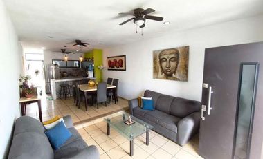 Casa en venta al Poniente de Mérida con 3 habitaciones y 2 baños.