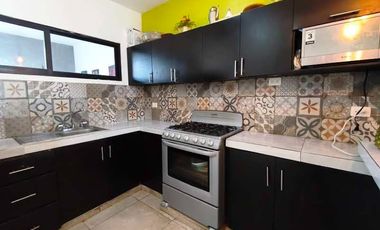 Casa en venta al Poniente de Mérida con 3 habitaciones y 2 baños.