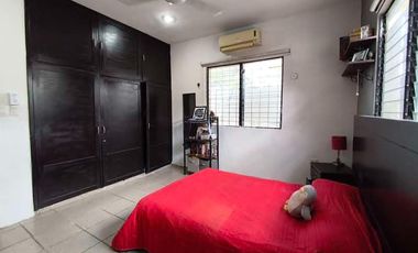 Casa en venta al Poniente de Mérida con 3 habitaciones y 2 baños.