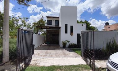 Casa en venta al Poniente de Mérida con 3 habitaciones y 2 baños.