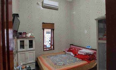 Jual Rumah 2 Lantai

Perum Griyo Wage Asri 
Wage Taman Sidoarjo

Luas 78m2 ( 6x13 )
LB 156m2 ( 2 Lantai )
KT 2+1
KM 1+1
Hadap Selatan
PLN 1300
Air PDAM + Sumur
Row jln 6m
Surat SHM IMB

*Turun Harga 800 Juta*
Cash / KPR