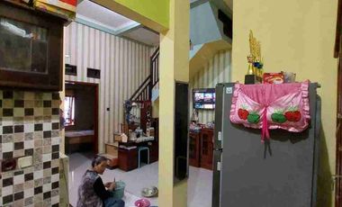 Jual Rumah 2 Lantai

Perum Griyo Wage Asri 
Wage Taman Sidoarjo

Luas 78m2 ( 6x13 )
LB 156m2 ( 2 Lantai )
KT 2+1
KM 1+1
Hadap Selatan
PLN 1300
Air PDAM + Sumur
Row jln 6m
Surat SHM IMB

*Turun Harga 800 Juta*
Cash / KPR