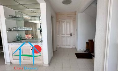 Vista parcial al mar, jardín privado, terraza y cuarto de servicio