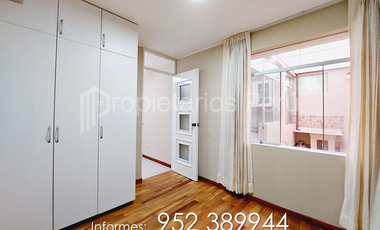 SE VENDE DEPA 1ER PISO EN CONDOMINIO LA ESTANCIA POCOLLAY. SEGURO, EN UNA DE LAS MEJORES ZONAS RESIDENCIALES, 03 HAB. 03 BAÑOS COMPLETOS Y UN GARAJE.