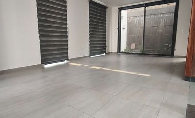 Renta de casa Cañadas Bosque, Morelia, incluye mantenimiento y agua