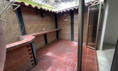 VENDO HERMOSA CASA AMPLIA