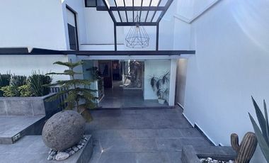 Residencia Impecable en Venta – Espacios Amplios, Gran Jardín, Terrazas y Acabados de Lujo