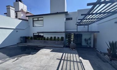 Residencia Impecable en Venta – Espacios Amplios, Gran Jardín, Terrazas y Acabados de Lujo