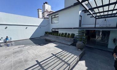 Residencia Impecable en Venta – Espacios Amplios, Gran Jardín, Terrazas y Acabados de Lujo