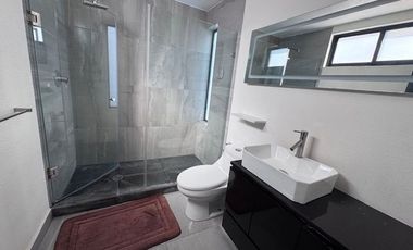 Residencia Impecable en Venta – Espacios Amplios, Gran Jardín, Terrazas y Acabados de Lujo