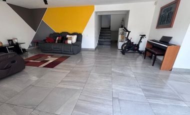 Residencia Impecable en Venta – Espacios Amplios, Gran Jardín, Terrazas y Acabados de Lujo