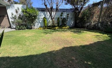 Residencia Impecable en Venta – Espacios Amplios, Gran Jardín, Terrazas y Acabados de Lujo