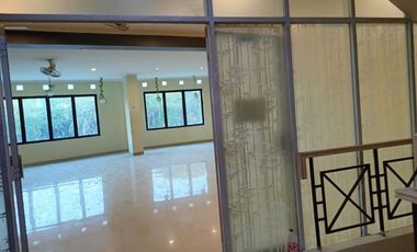 Disewakan Ruko Gandeng 3,5 Lantai Granit di Daan Mogot Baru Jakarta Barat