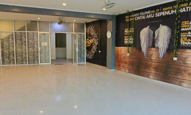 Disewakan Ruko Gandeng 3,5 Lantai Granit di Daan Mogot Baru Jakarta Barat