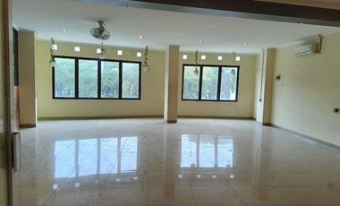 Disewakan Ruko Gandeng 3,5 Lantai Granit di Daan Mogot Baru Jakarta Barat