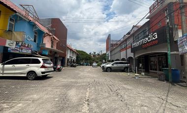 Disewakan Ruko Kemang Pratama, 2 Lantai, Luas 200m2, Parkir Luas, Lokasi Strategis, Keamanan 24 Jam, 2km Menuju Pakuwon Mall Bekasi, Kota Bekasi